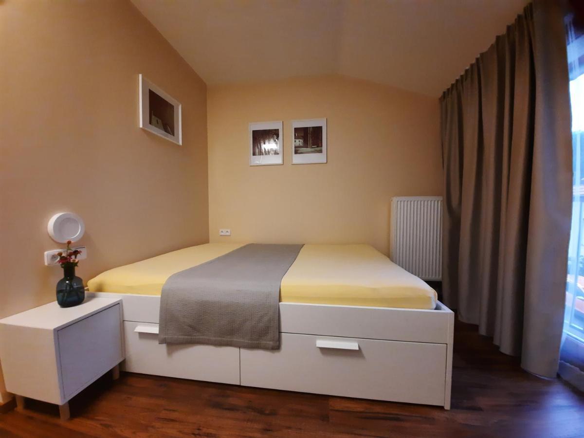 Penzion Zahrada Nad Rekou, Restaurace A Kavarna - Parkovani Gratis Zlatá Koruna Екстериор снимка